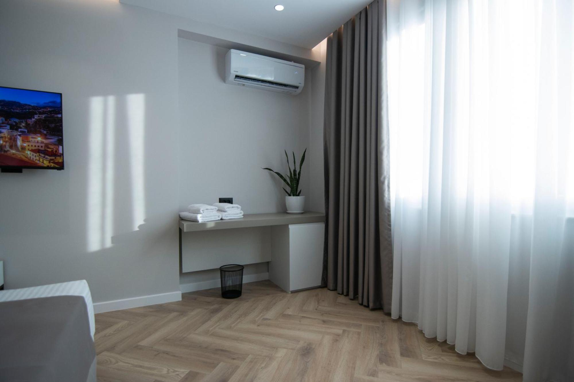 Mina Luxury Rooms Tirana Esterno foto