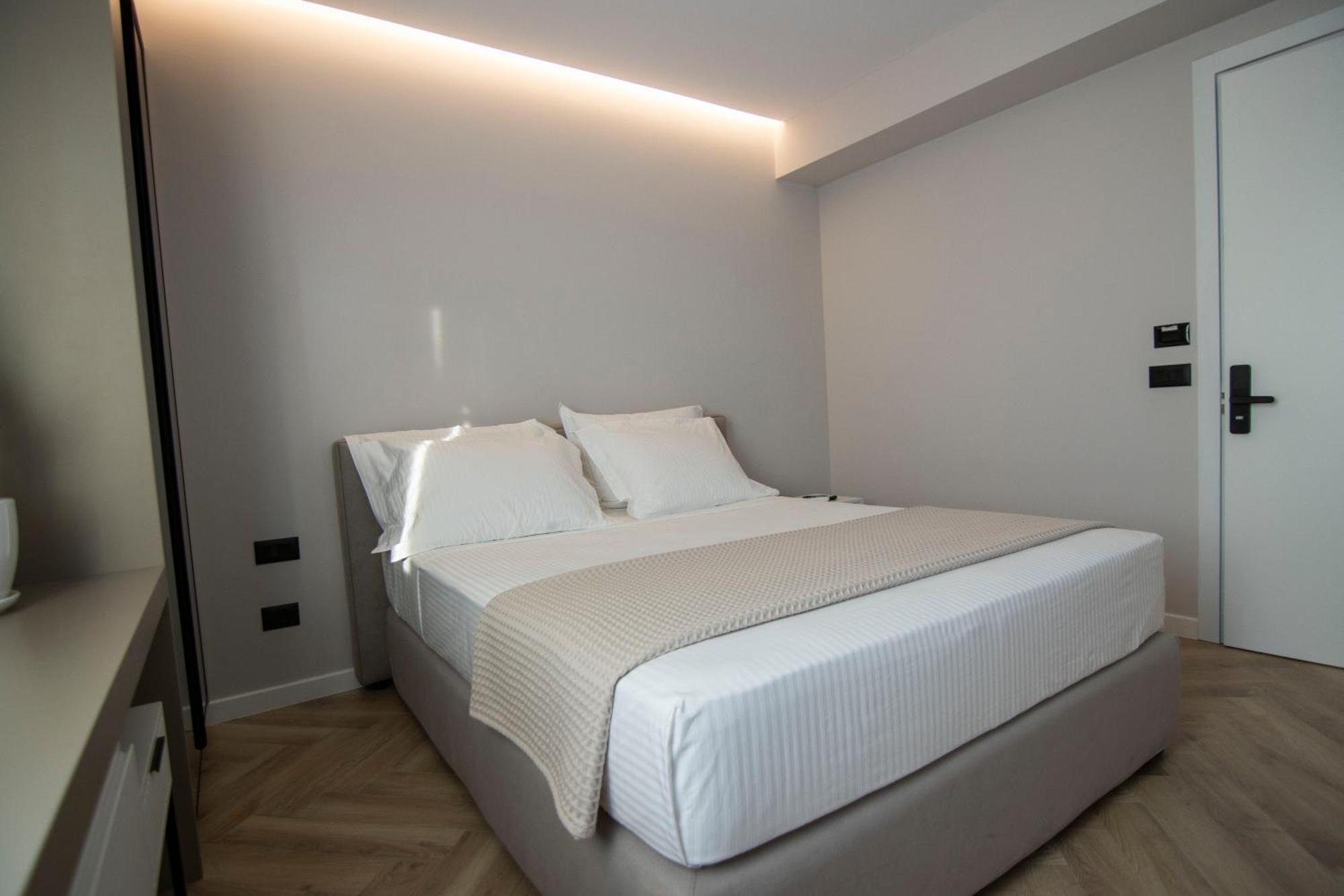 Mina Luxury Rooms Tirana Esterno foto
